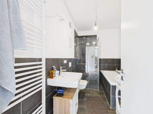 CAM04305G0-PR0029-STILL002