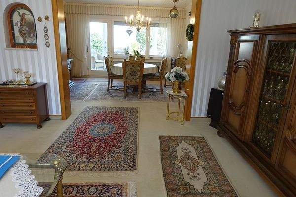 Blick vom Wohnzimmer auf das Esszimmer