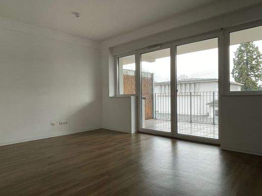 Helles Wohnzimmer mit Balkon