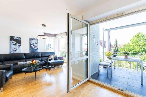 breiter Zugang zum Balkon