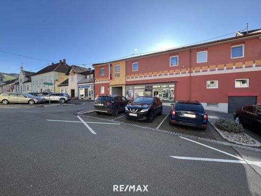 Wohn-/Geschäftshaus samt öffentliche Parkflächen