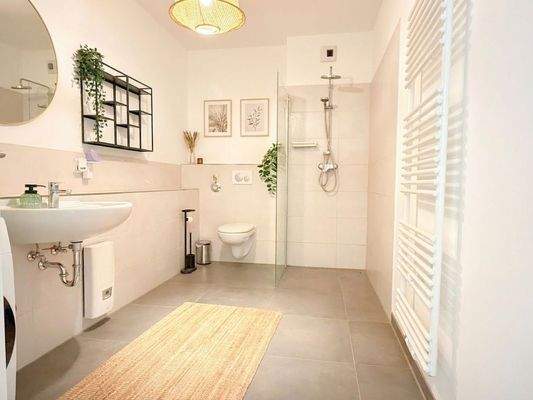 Badezimmer (Bild wurde mit Hilfe von Künstlicher Intelligenz optimiert.)