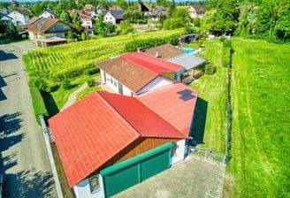 an Wiese und Bachlauf