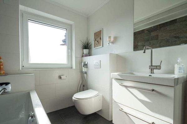 Badezimmer mit Wanne (3).jpeg