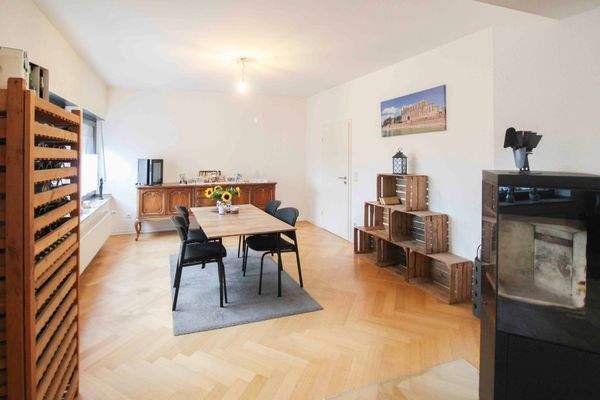 Kamin mit Sitzbereich