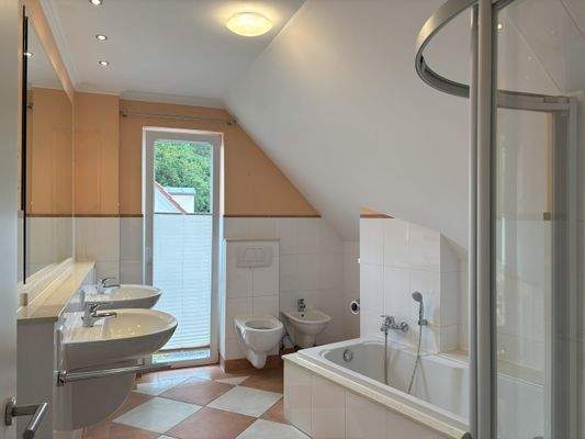 Vollständiges Bad im Obergeschoss