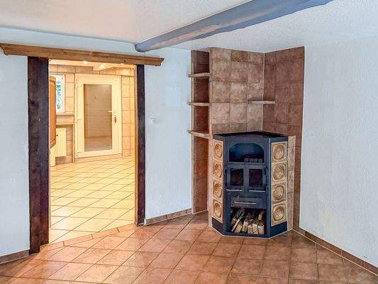 Kaminzimmer mit Zugang zur Küche