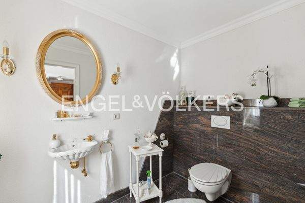 Das großzügige Gäste-WC