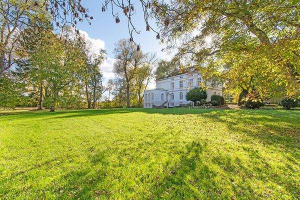 Gutshaus gartenseits.jpg