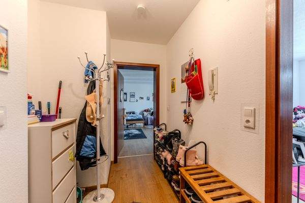 Flur mit Sicht zum Wohnzimmer