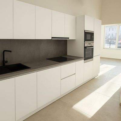 Cucina moderna e minimalista con luce naturale cop
