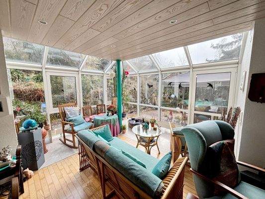 Wintergarten mit bodentiefen Fenstern