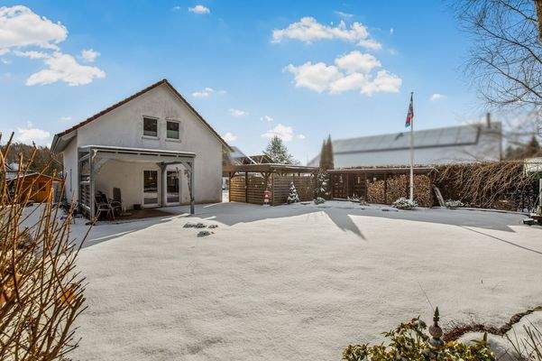 Rückansicht und Gartenbereich