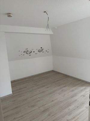 Leeres Zimmer mit Wanddeko