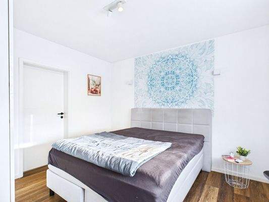 Schlafzimmer im Erdgeschoss mit Bad en Suit