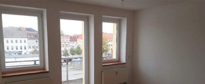Wohnzimmer mit großem Balkon