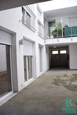 Innenhof/Blick Hauseingang