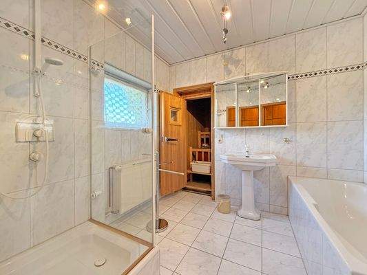 Badezimmer mit Wanne und Dusche