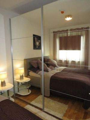 Schlafzimmer mit Schwebetürschrank