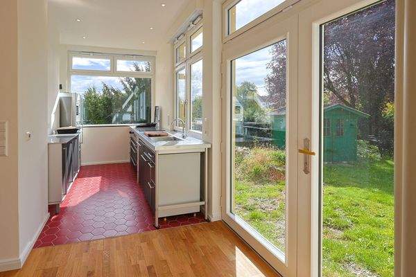 Küche mit Wohnungseingang