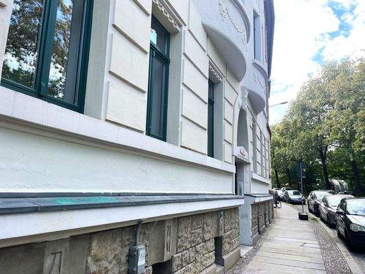 Altbaufassade in ruhiger Straße