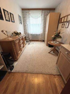 Freundliches Kinderzimmer mit großem Fenster