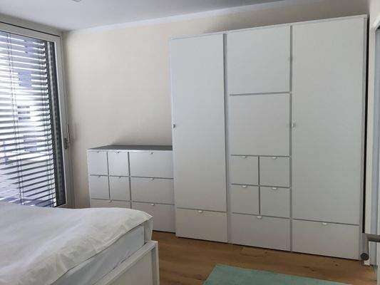 Schlafzimmer mit Schrank