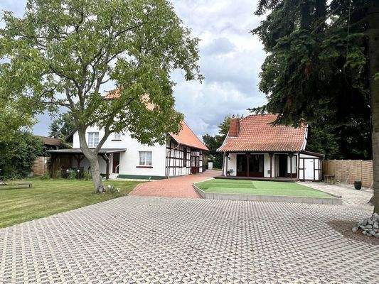 Parkplatz und Hofansicht