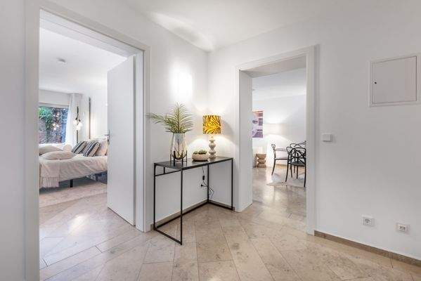 Eingangsdiele mit Blick zum Wohn-/Essz. u. Schlafz.