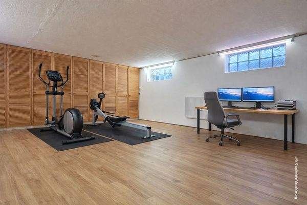 Im Keller gibt es u.a. diesen großen Büro- oder Fitnessraum