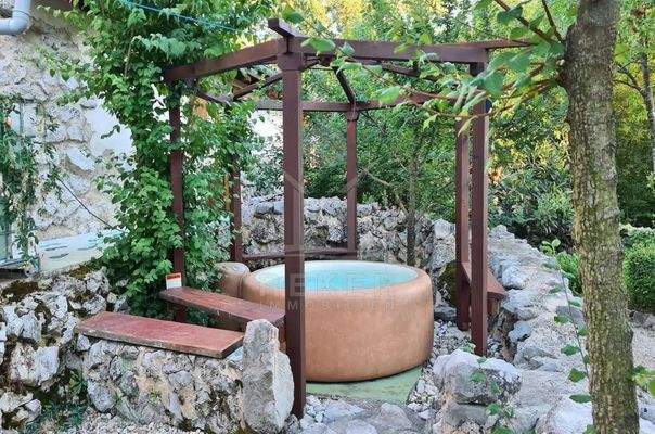 Privater Rückzugsort mit Whirlpool