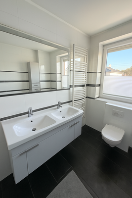 Tageslichtbadezimmer mit Badewanne im 1. Obergeschoss 