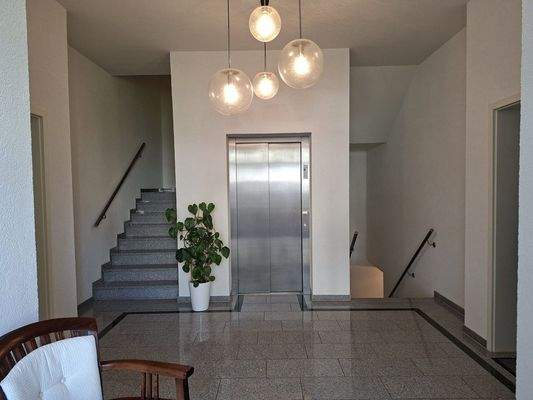 Foyer mit Fahrstuhl