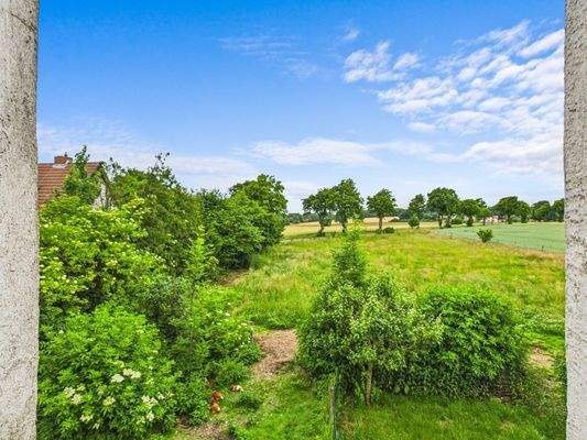 Außenansicht auf Wiese im Obergeschoss