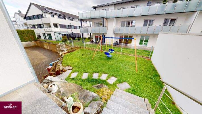 Gartenfläche mit Zugang zur Garage