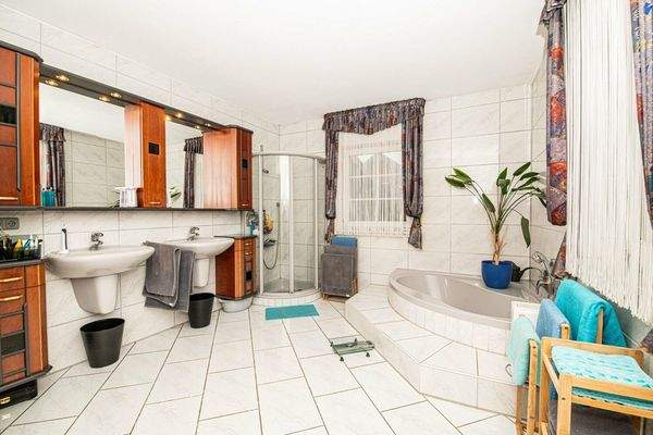 OG_Bad_mit_Wanne_und_Dusche