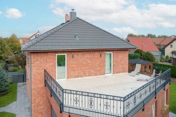 Hausansicht mit Blick auf die Dachterrasse