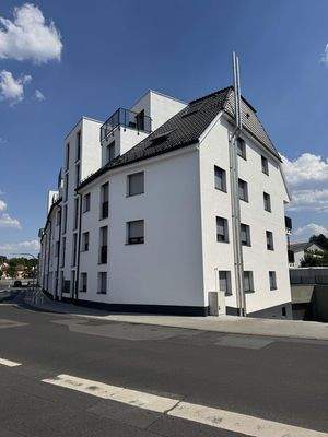 Front des Wohnhauses + TG 