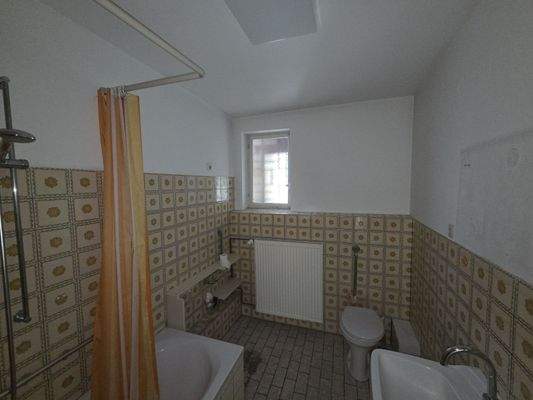 Bad mit Wanne u. WC EG