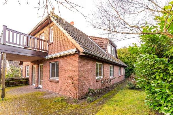 Terrasse und Rückansicht des Hauses