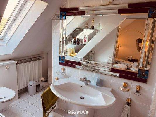 OG Bad mit Wanne und WC