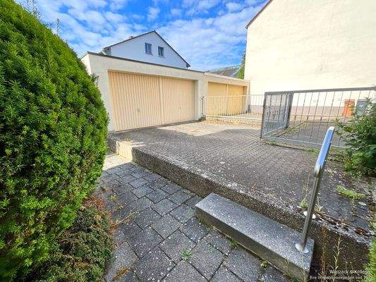 Blick auf die Garage mit Vorplatz