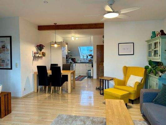 offen gestalteter Wohn-, Ess- und Kochbereich