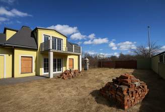 Gartenansicht, das Haus ist noch fertigzustellen, das können Sie in Eigenleistung günstig schaffen