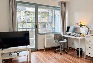 Wohnbereich mit Zugang zum Balkon  - (KI generiert)