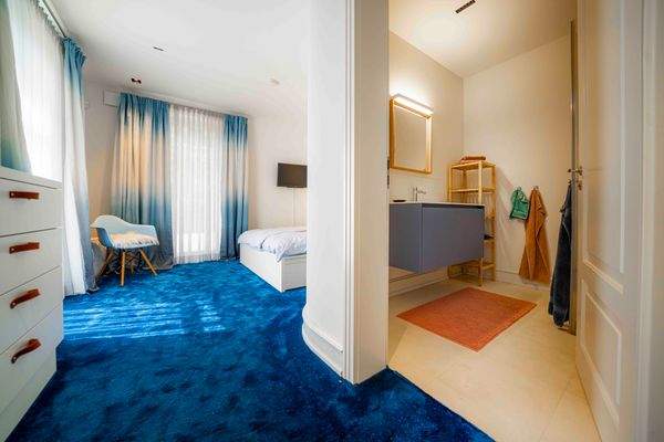 Schlafzimmer mit Duschbad