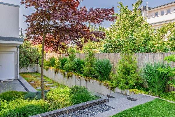 Anliegende Terrasse mit Zugang zum Keller- und Gartenabstellraum