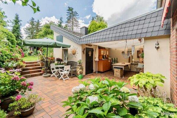 Terrasse u. Nebengebäude