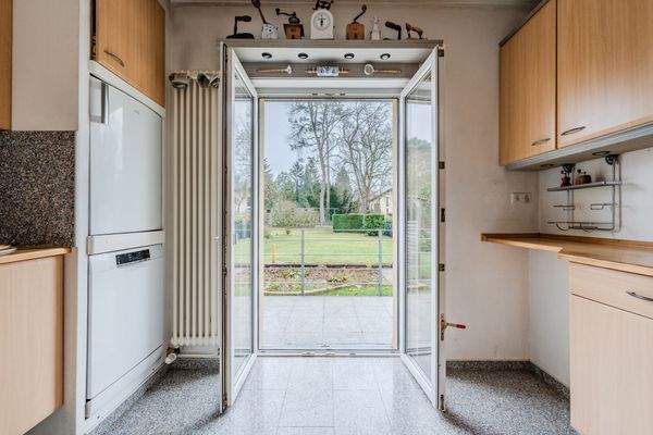 Blicke in den Garten aus der Küche