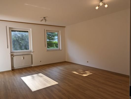 Wohnzimmer mit neuem Boden.jpg